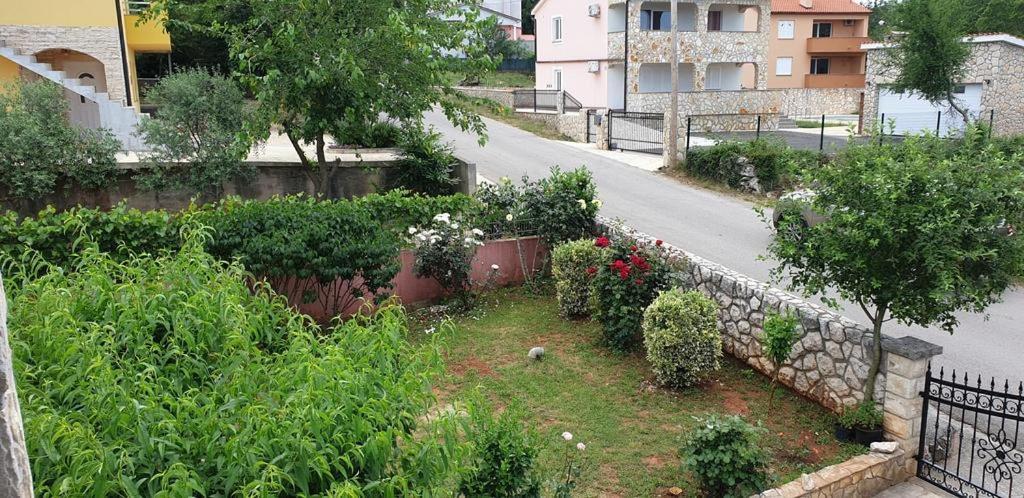Apartments Roses Dobrinj Exterior photo